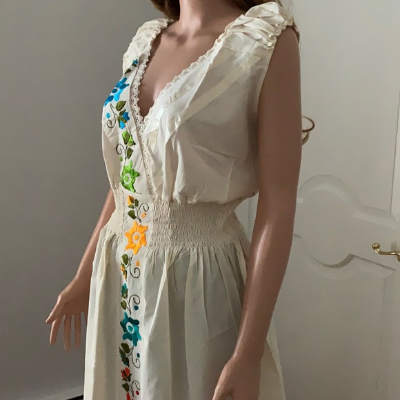 Vintage Mexican embroidered dress, - Picture 5 of 9